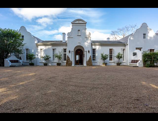 5 BEDROOM FREESTANDING TO LET IN CONSTANTIA